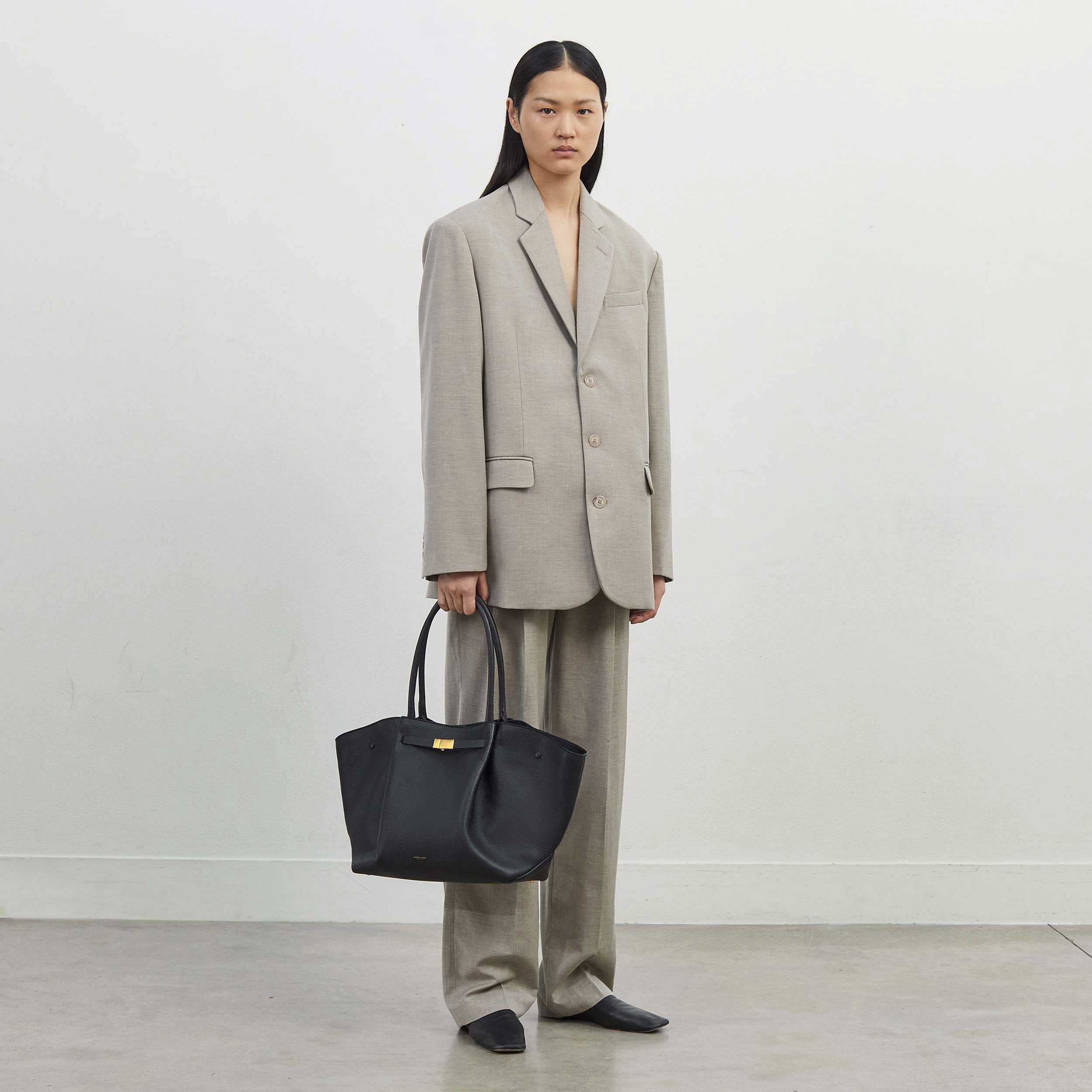 The New York - warm raffia black smooth